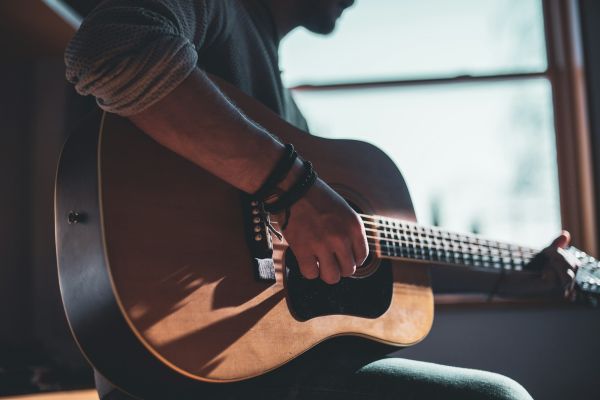 Découvrez des astuces inédites pour apprendre la guitare à Tours